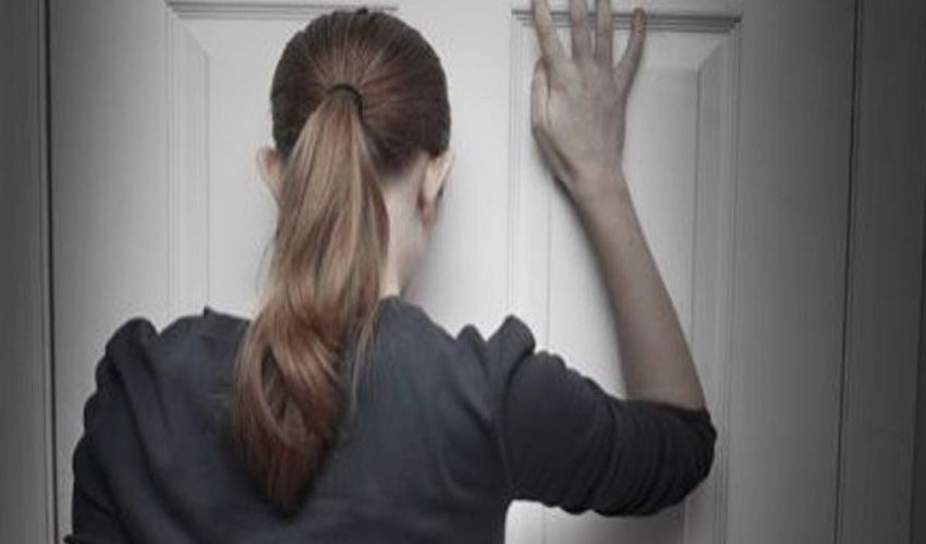 Bewoonster van Uden staat voor een deur die achter haar dichtviel Bewoonster van Uden staat voor een deur die achter haar dichtviel